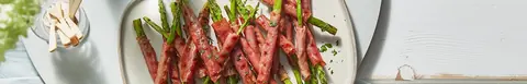 Witte asperges van de grill met bruine boter en ei