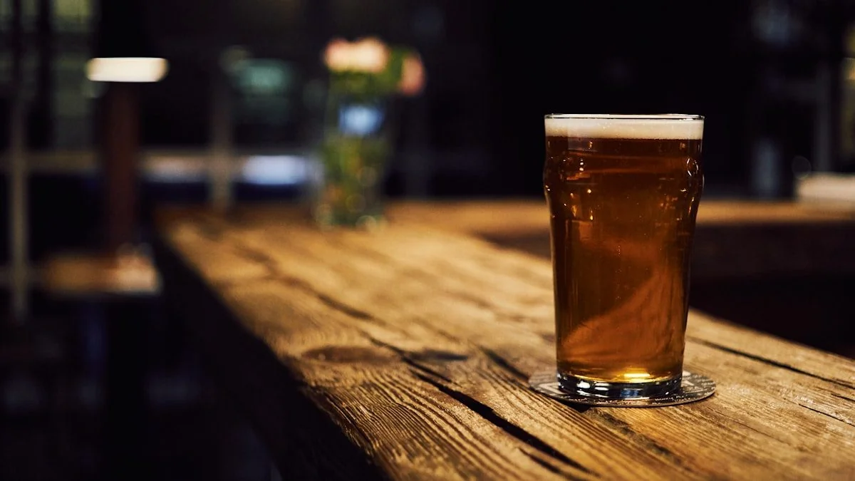Amber/Pale Ale in een glas op een houten bar
