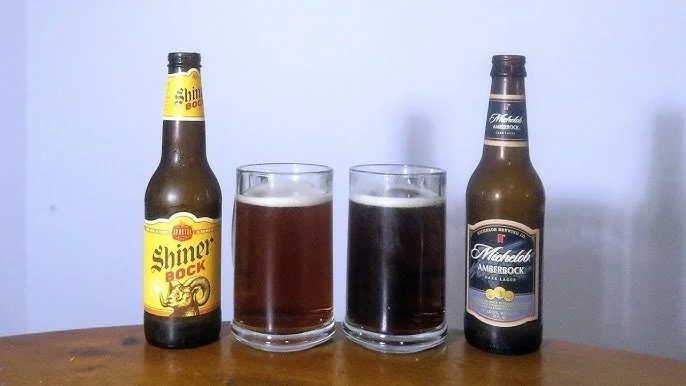 Bock en Amber Ale — Shiner Bock en Michelob Amberbock met gevulde glazen