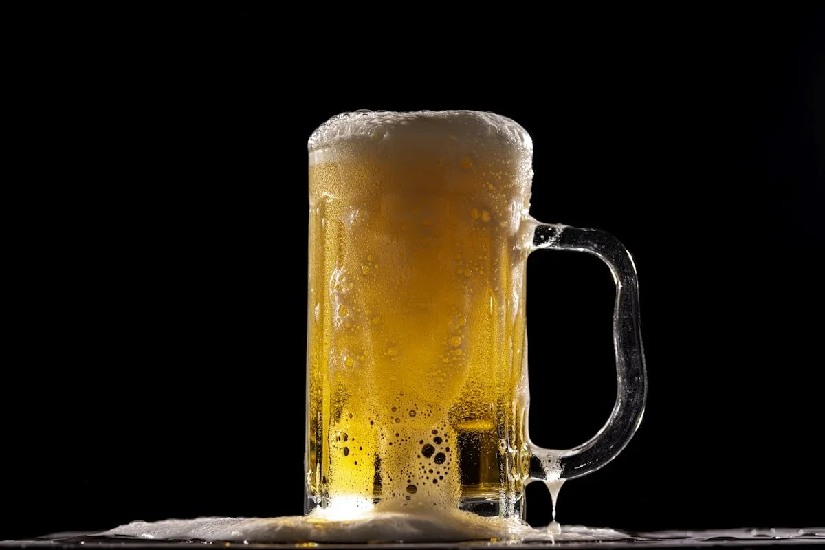 Pilsner in een pul met schuimkraag