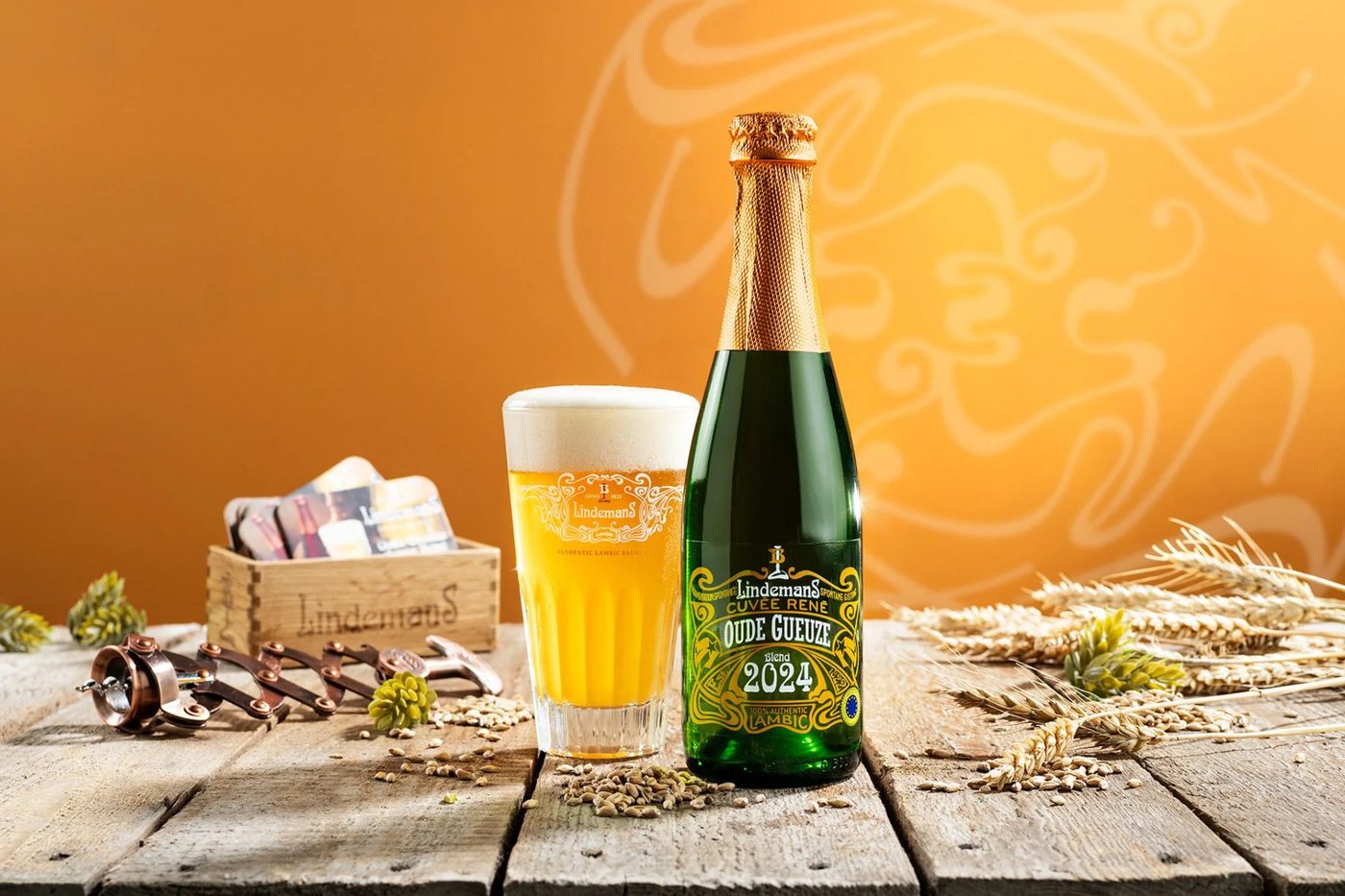 Lindemans Oude Gueuze 2024 — lambiek met champagne-fles en glas