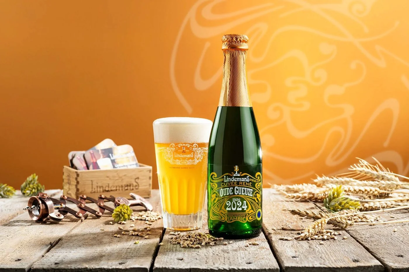 Lindemans Oude Gueuze 2024 — lambiek met champagne-fles en glas