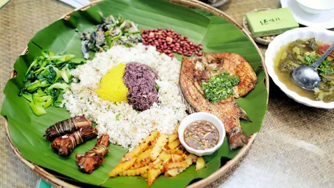 Pepesan Ikan met Tomatenpuree