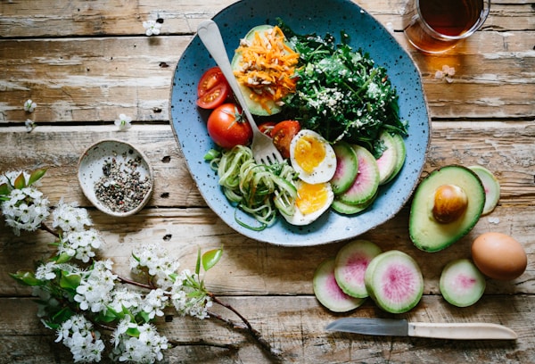 Verse salade met avocado, ei en groenten