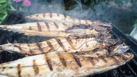 Hele gegrilde zeebaars met venkel en citroen