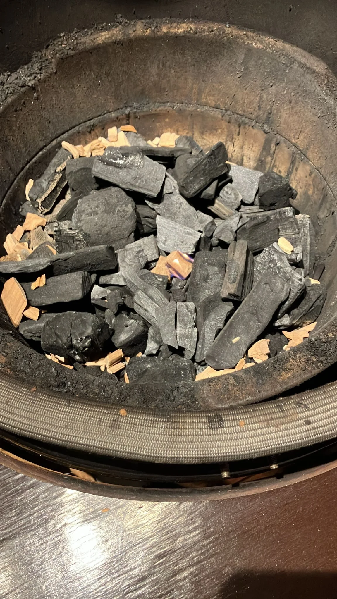 Houtskool en houtsnippers klaar in de kamado