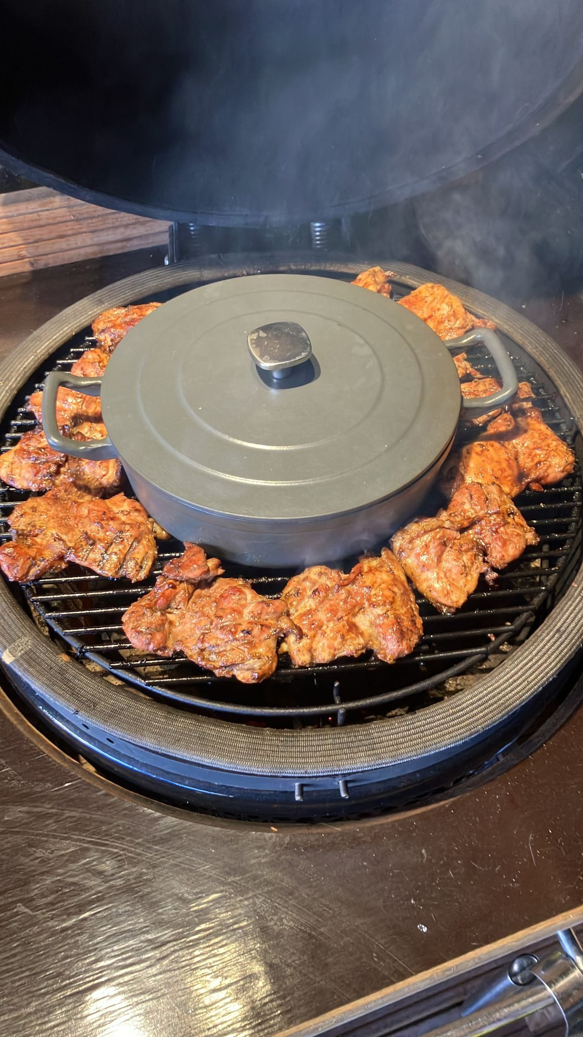 Kippenstukken indirect garend rondom Dutch oven op de kamado