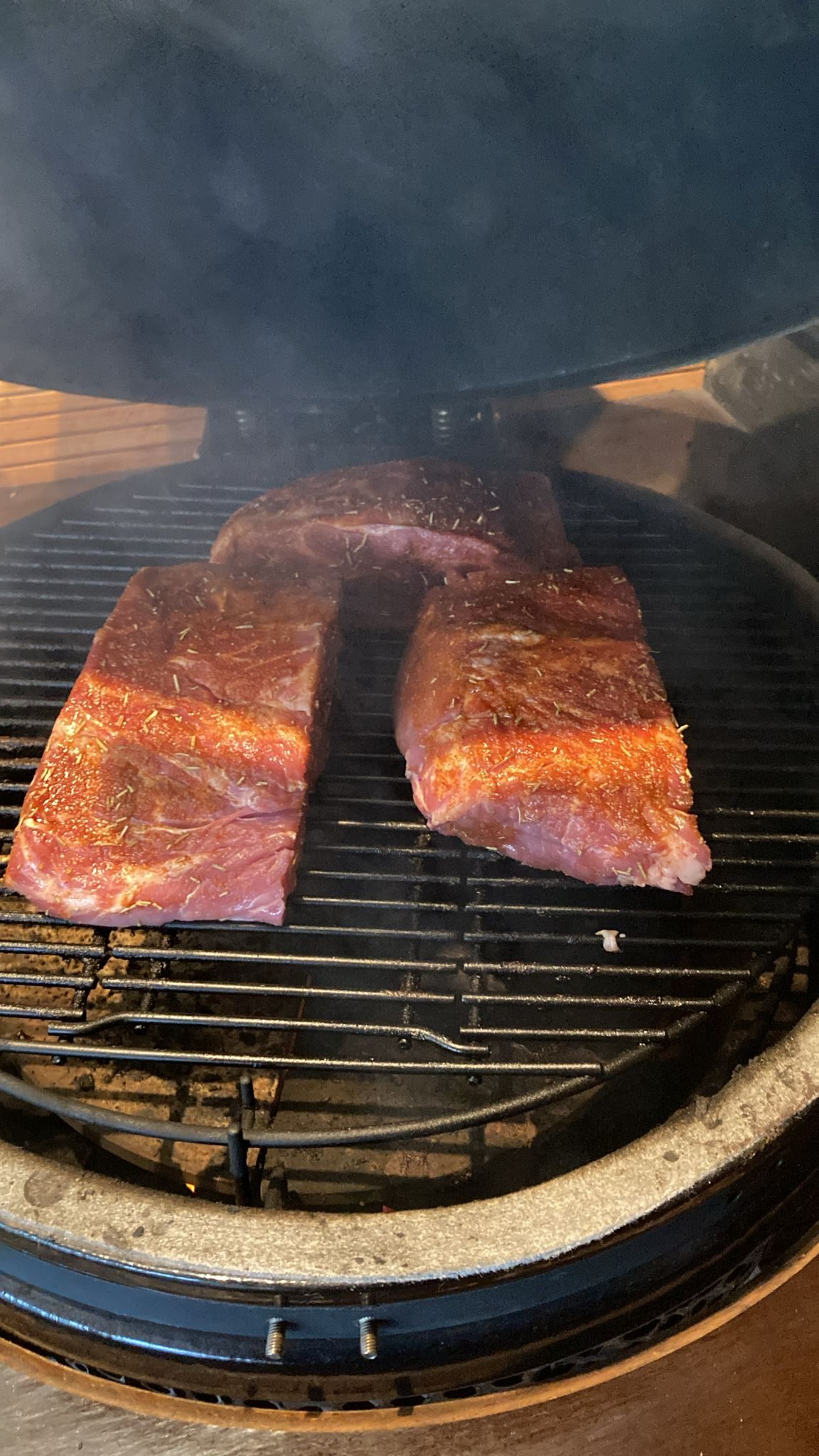 Sappige kotelet/biefstuk op de kamado met perfecte grillmarkeringen