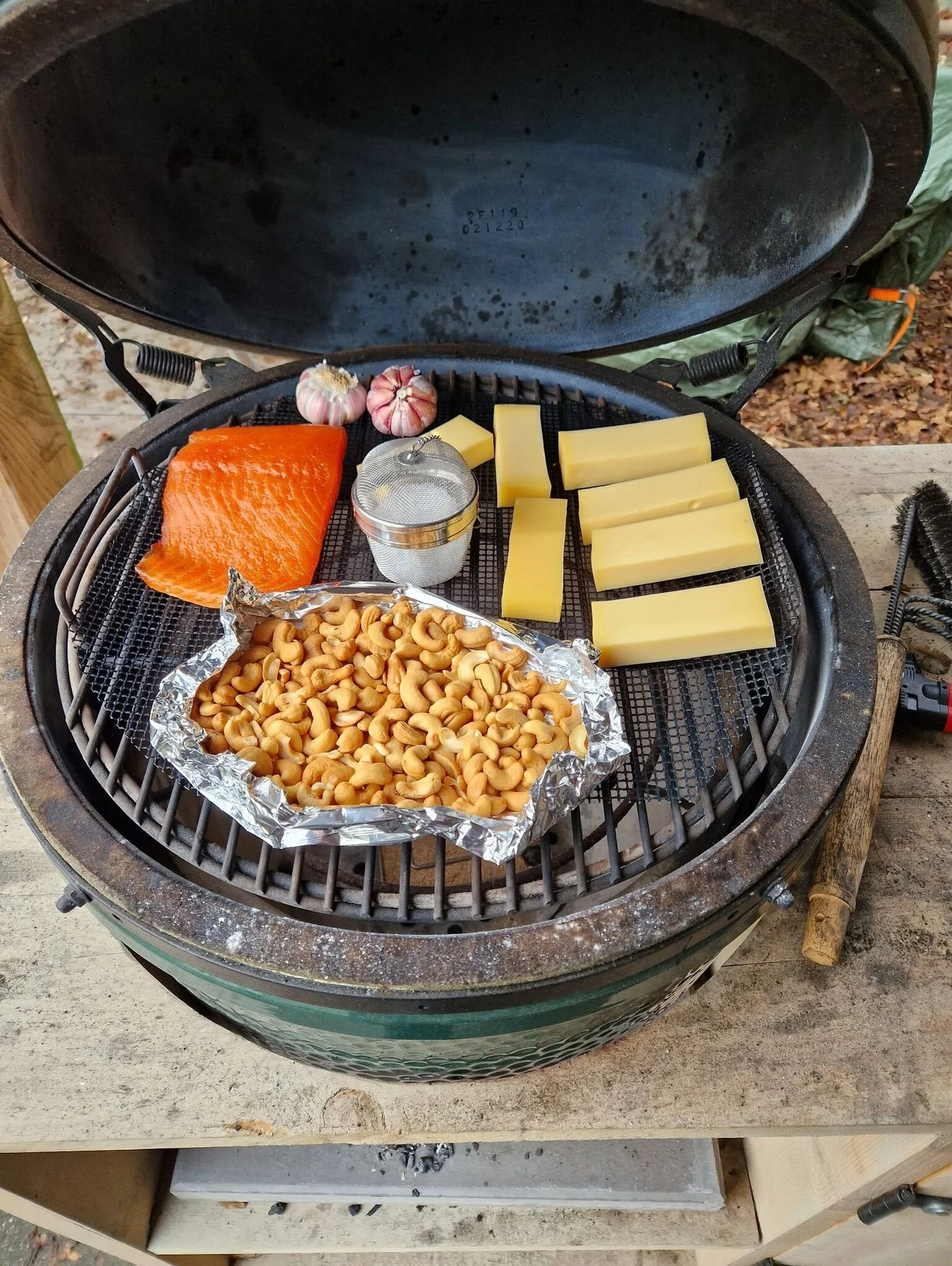 Koud roken setup op Kamado