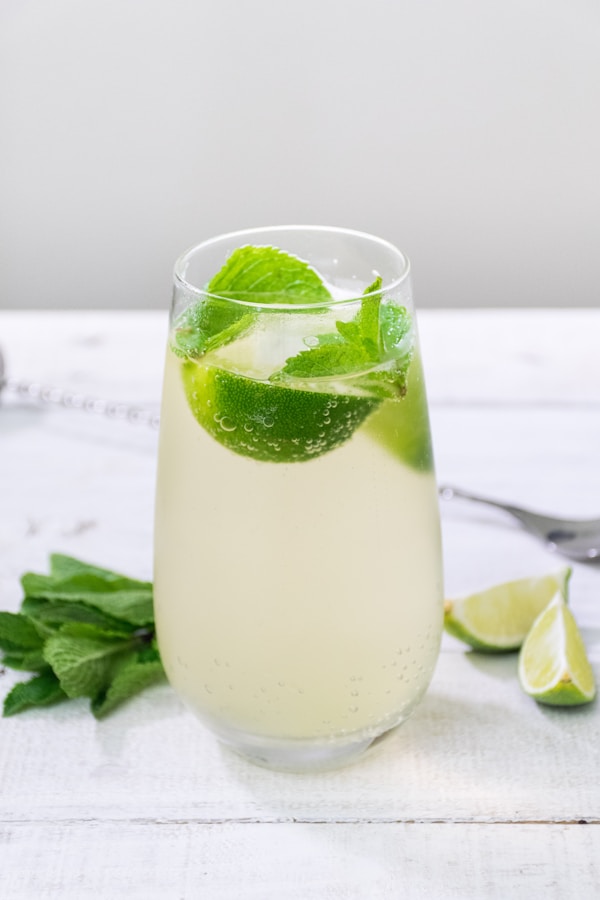 Verse limonade met mint en limoen