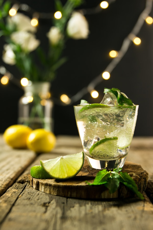 Frisse mocktail met limoen, mint en ijs