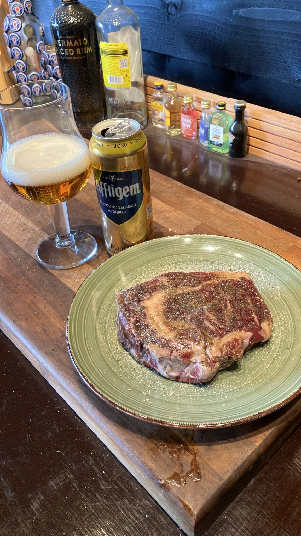 Eigen ribeye met blond bier op snijplank