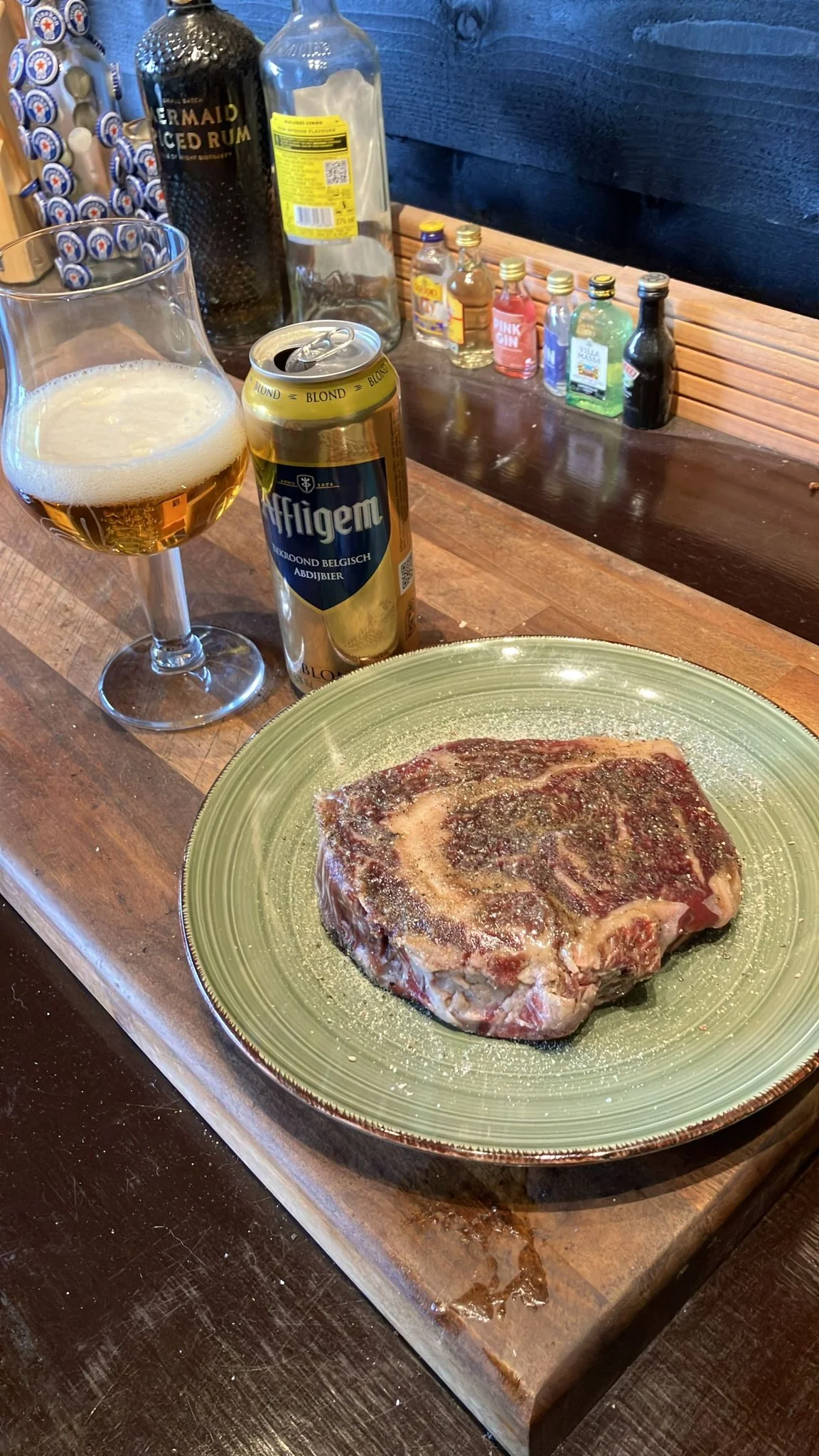 Eigen ribeye met blond bier op snijplank