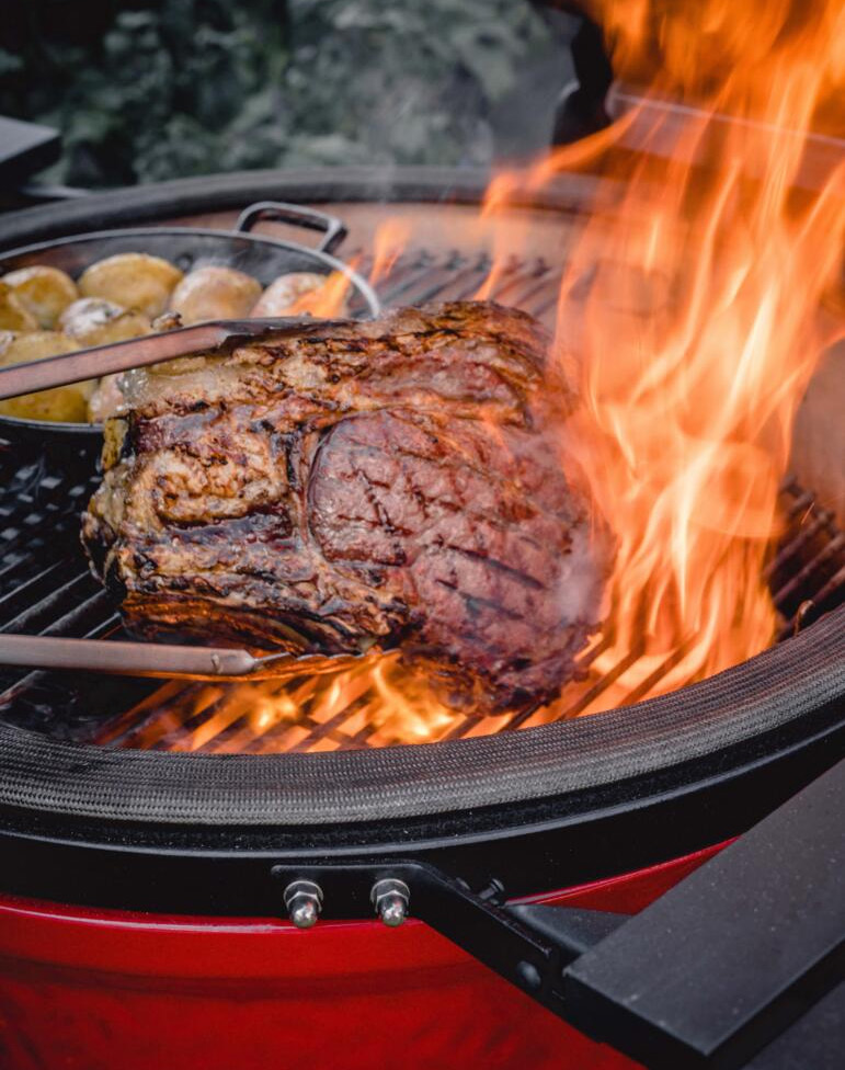 Rundvlees boven open vuur op de Kamado