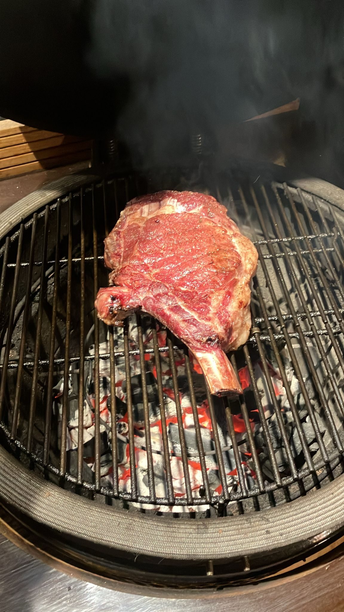 Tomahawk steak op de kamado met gloeiende kolen