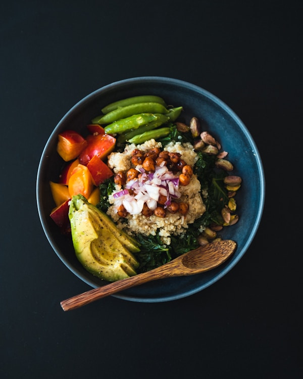 Vegetarische bowls met avocado, bonen en groenten