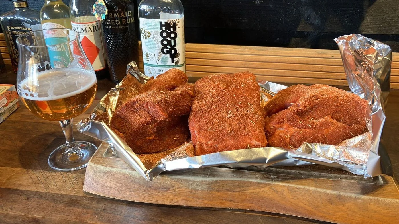 Gemarineerd vlees klaar voor de kamado, met biertje