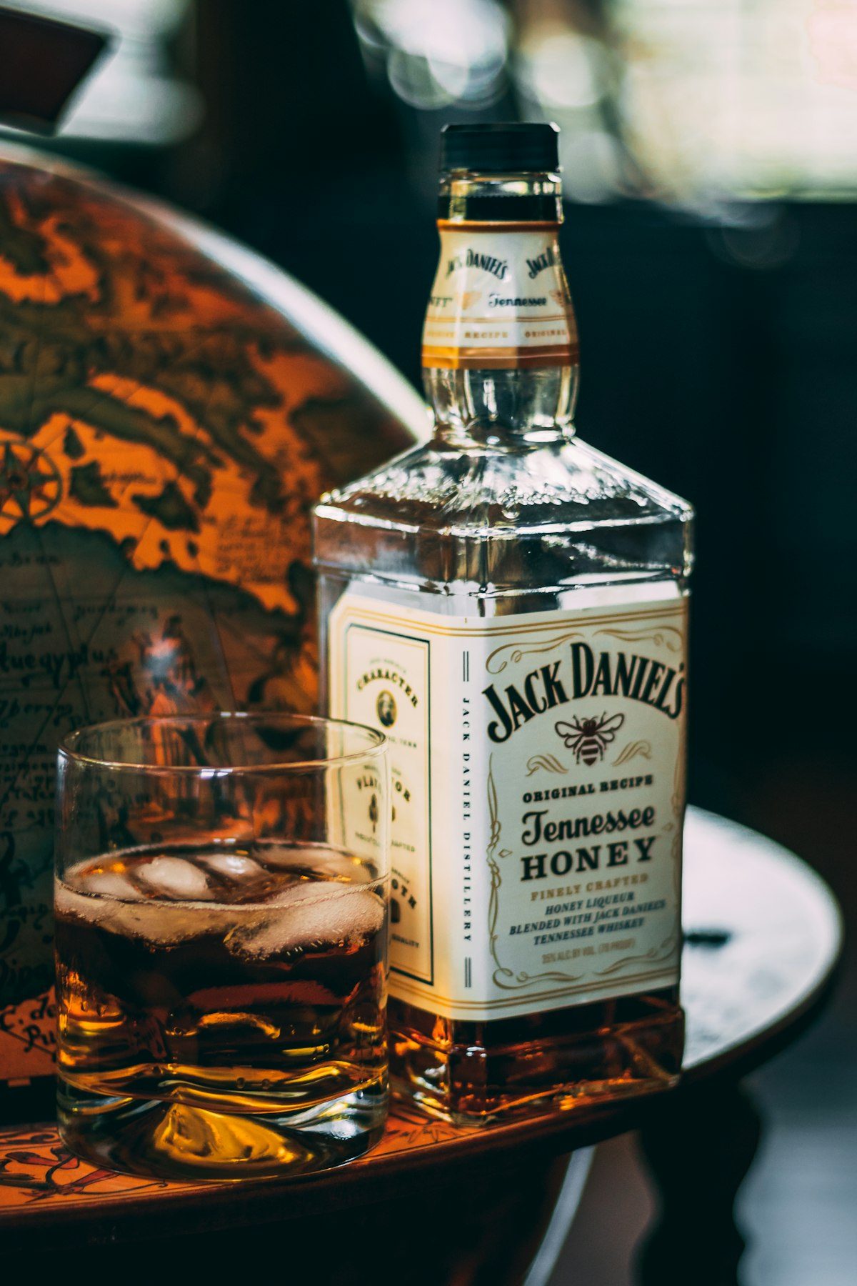 Bourbon whiskey met fles en glas op vintage tafel