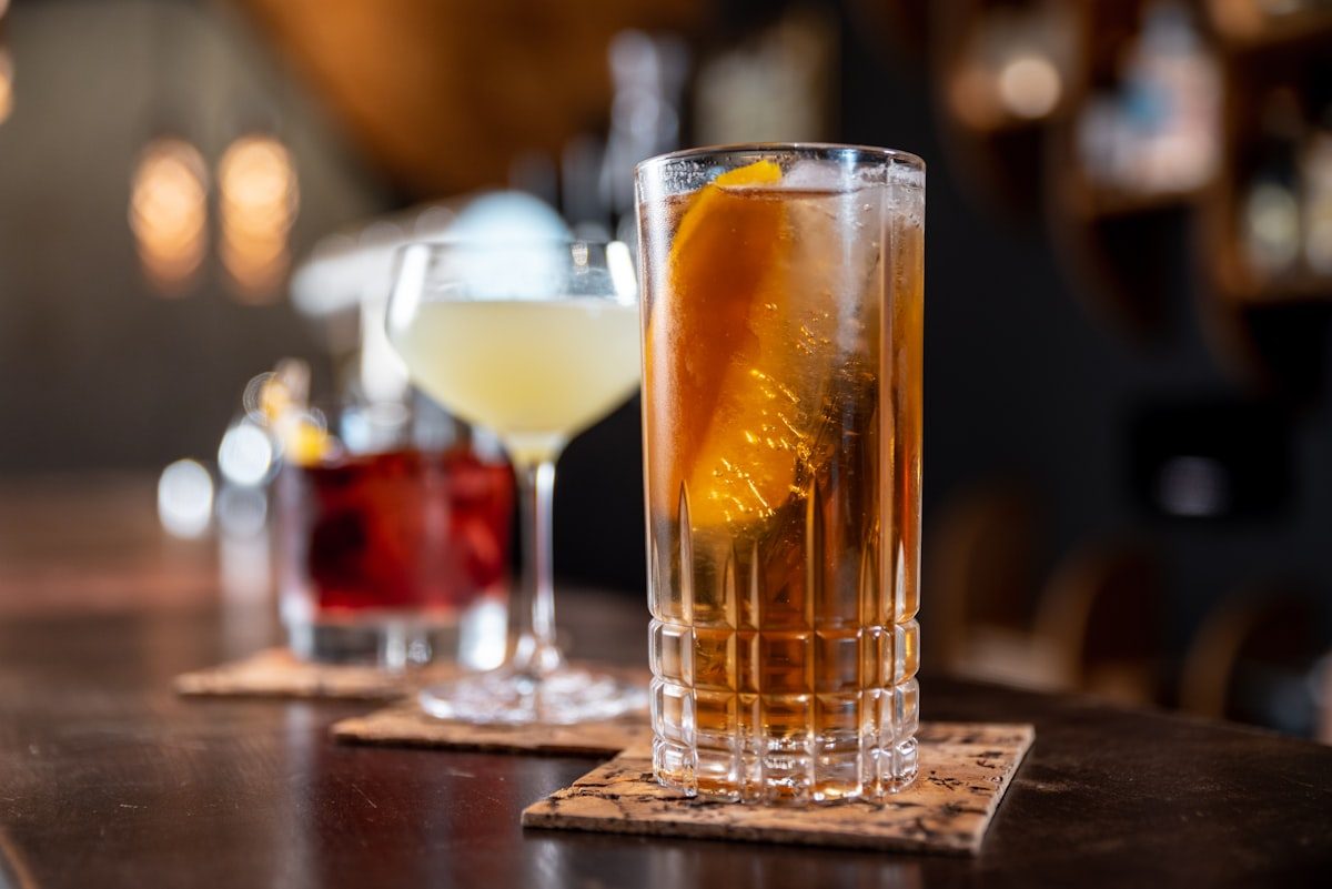 Japanse Highball — whisky met sinaasappel en ijs in lang glas