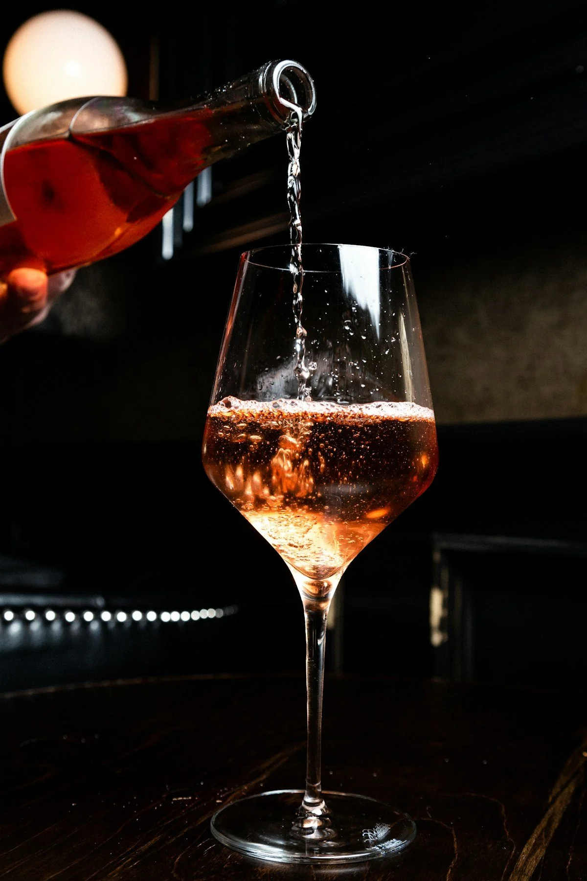 Rosé wordt geschonken in een wijnglas